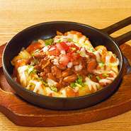 ナチュラルカットポテトにチリビーンズとサルサピカンテ・チーズをかけて焼きあげました。ビールによく合うアペタイザーです。