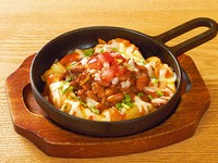 ナチュラルカットポテトにチリビーンズとサルサピカンテ・チーズをかけて焼きあげました。ビールによく合うアペタイザーです。