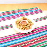 揚げたコーンチップスの上に、サルサ・煮込んだチキン・チリビーンズ・チーズピコデガイヨをのせて、焼き上げました。