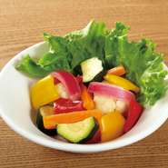 大根・ニンジン・ズッキーニ・赤ピーマン・黄ピーマンをハラペーニョとビネガーで漬け込みました。