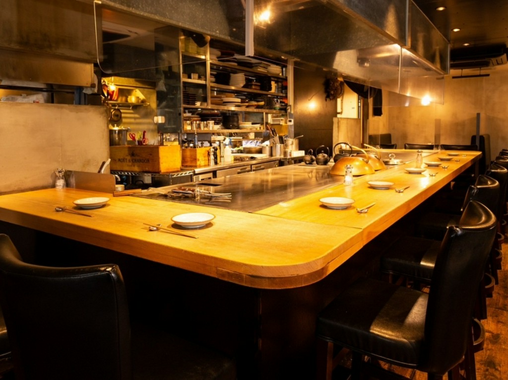 見応え抜群のシェフの技を楽しめるL字カウンター