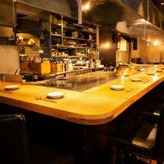 見応え抜群のシェフの技を楽しめるL字カウンター