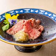 低温調理で絶妙な食感に仕上げた逸品。部位は、赤身肉と脂身のバランスから吟味した部位を使用しています。肉の旨味を引き立てるオニオンソースも、12時間かけて蒸した淡路産のたまねぎを使ったこだわりの逸品です。