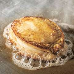 やわらかな食感にこだわった『アワビの肝ソース添え』