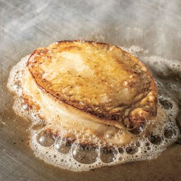 やわらかな食感にこだわった『アワビの肝ソース添え』