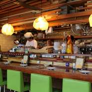 信楽焼のペンダントライトが優しく照らす、木の香り漂う温かみのある内装。壁の漆喰は、オーナーシェフ自ら業者と一緒に塗ったそうです。料理を彩る食器も信楽焼がメイン。