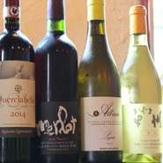 日本ワイン、イタリアワインを中心に赤、白、グラスワイン含めて50種類以上のラインナップ。山梨出身のスタッフがおり、生産者の顔が見える山梨の日本ワインを案内してくれます。