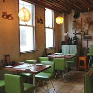 ムーディーな店内は、デートにも最適。予約の際に誕生日や記念日での利用であることを伝えておけば、メッセージの入った『サプライズドルチェミスト』を用意してくれます。