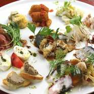 市場で目利きした食材を使い、その食材を活かしたカルパッチョなど、12種類ほどの料理が盛付けられています。どれを食べようか迷ってしまう、ワクワクさせてくれる一皿。みんなでシェアしてどうぞ。