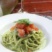 一般的なジェノベーゼとは異なり、【アチャホ】オリジナルのクリームソースで仕上げた濃厚なジェノベーゼ。提供するパスタのソースに合わせて、麺を変えるこだわりようです。好みの麺のリクエストも可能。