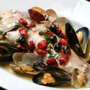 毎日市場に出向き、厳選して仕入れた魚を一匹丸ごと使い、トマト、オリーブ、ケッパー、アンチョビで煮込んだ贅沢な一品。季節の野菜も添えられています。仕入れ状況でお魚種類、値段変動します