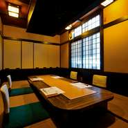 畳のサラリとした感触、床の間や障子のある風景。日本の様式美が詰まった和室では、自然と落ち着いた気持ちになれそうです。利用される方に応じて、座卓ではなくテーブルと椅子の席も用意できるので、気軽に相談を。