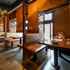 デートに利用したくなる、ウッディで温もりに満ちた店内