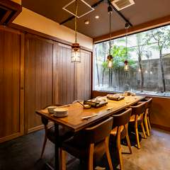 1階と2階に複数ある個室。分けても、繋げて1室で利用してもOK