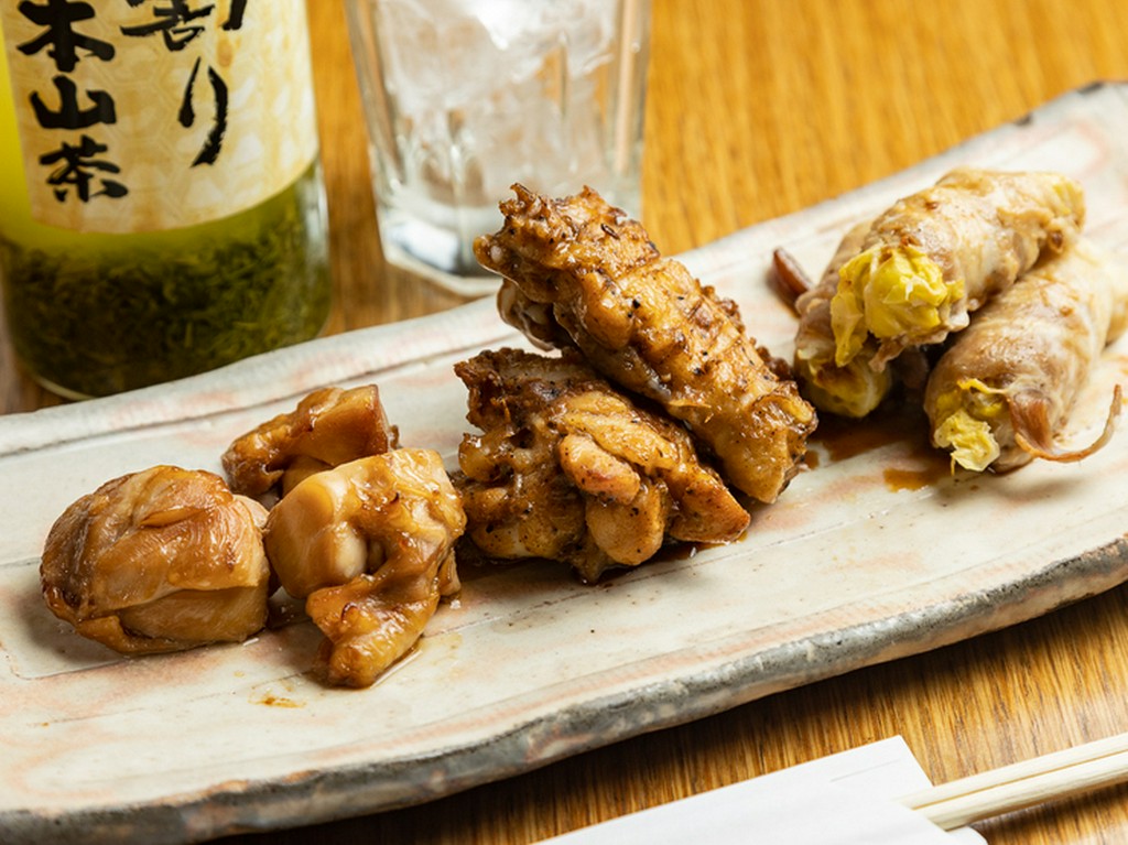 肉がメインの3種類。それぞれ異なる味で楽しませてくれる『炭火3種盛り合わせ』