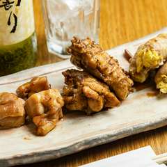 肉がメインの3種類。それぞれ異なる味で楽しませてくれる『炭火3種盛り合わせ』