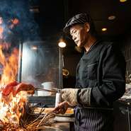 高く炎を巻き上げる炙り焼きから接客まで、オールマイティーに活躍している料理人。一人で呑みたい方には話しかけることなく、一緒に盛り上がりたいような方には積極的に話しかけています。