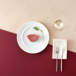 牛肉の最高峰・近江牛  その中でもわずか数百グラムしか取れない“幻の部位”シャトーブリアン。赤身とは思えないほどの柔らかさと、上品な旨みが舌の上でとろける贅沢なひととき。五感で味わう極上の一皿。