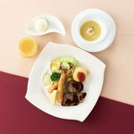 ・スープ
・サラダ
・オムライス
・国産牛ステーキ（50g）
・近江牛ハンバーグ（70g）
・エビフライ
・アイスクリーム
・ジュース