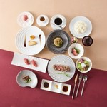 ※乾杯用シャンパン+飲み放題付き
近江牛和風ローストビーフ、近江牛炙り寿司、
近江牛ショルダーナックルの煮込み、
近江牛フィレステーキなど 全12品
