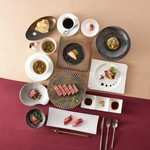 多彩に仕上げた様々なお料理を堪能できる近江牛づくしのコース
メインは3種類のステーキが味わえる全17品