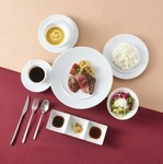 ・ローストビーフ
・本日のスープ
・※近江牛ハンバーグ　お選びいただけます
・サラダ
・近江米こしひかり　又は　パン
・コーヒー　又は　紅茶
※ハンバーグ（180g）3850円
※ハンバーグ（250g）4300円