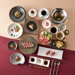 多彩に仕上げた様々なお料理を堪能できる近江牛づくしのコース
メインは3種類のステーキが味わえる全17品