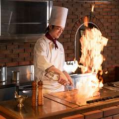 シェフの技を間近で見られる、鉄板焼きの醍醐味