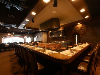ライブ感溢れる調理と、目の前でつくられる多彩な料理