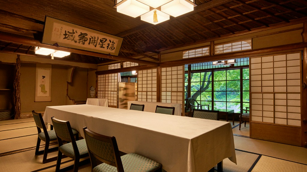 約600坪の日本庭園、高野川を眺められる大小の個室が点在