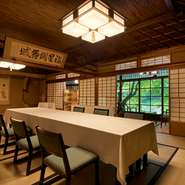約600坪の日本庭園、高野川を眺められる大小の個室が点在