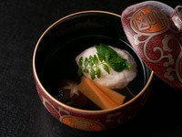 心を満たす香りと旨みの出汁、旬の椀種がきれいに調和『煮物椀』