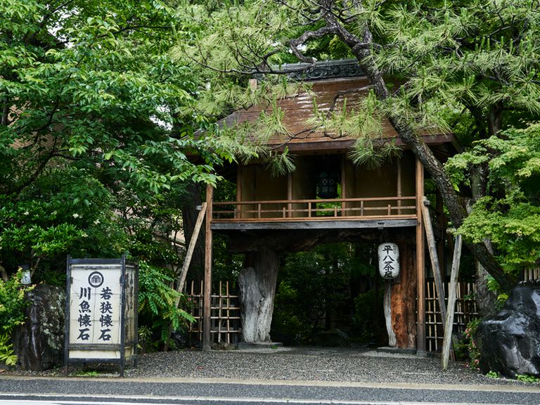 「騎牛門」をくぐり、約600坪の庭園とお座敷へ