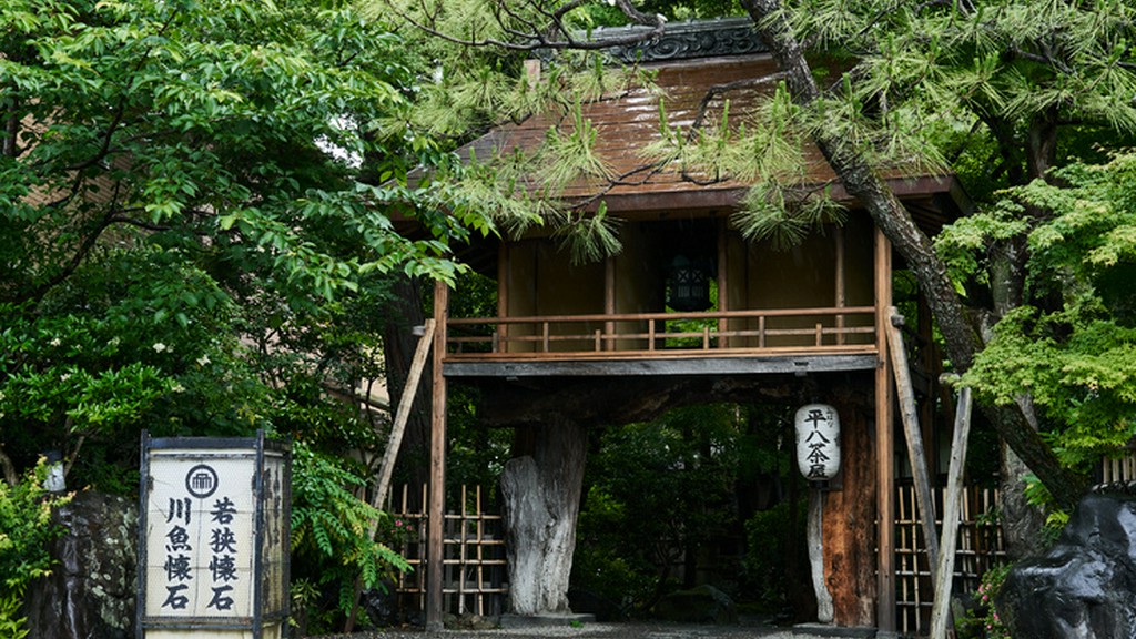 「騎牛門」をくぐり、約600坪の庭園とお座敷へ