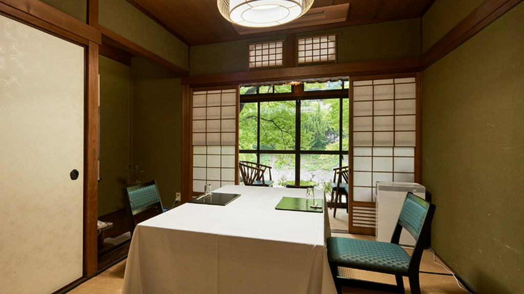 お座敷の全席がテーブル・椅子席の設え