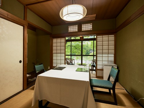 お座敷の全席がテーブル・椅子席の設え