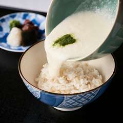 創業時から受け継ぐ名物料理を現代の一品に昇華『麦飯とろろ汁』