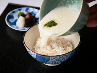 創業時から受け継ぐ名物料理を現代の一品に昇華『麦飯とろろ汁』