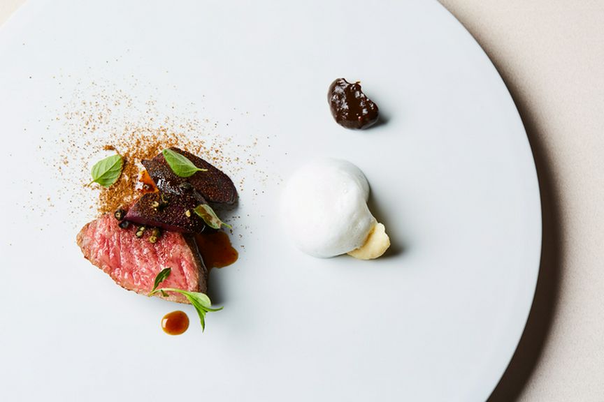 旬の野菜と素材を活かしたソースが味の決め手『肉料理』