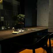 横も広いゆったりとしたカウンター席