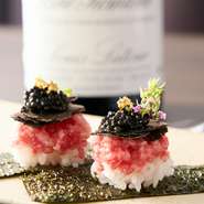 高級ブランドが立ち並ぶ「並木通り」に店を構える【銀座コバウ】。店内は、極上の黒毛和牛を味わうのにふさわしいラグジュアリーな雰囲気。心地よいシートに身を任せて、贅沢な時間を過ごせます。