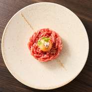 【銀座コバウ】では、とろけるような旨みを楽しめる黒毛和牛の雌牛を使用。産地や月齢にもこだわり、納得できるものだけを仕入れています。鮮度とクオリティ管理を徹底して提供される一皿は、感動のおいしさです。