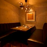 美食が集まる銀座エリアで、極上の黒毛和牛を味わえる【銀座コバウ】。店内にはプライベート感あふれる個室が完備され、記念日のディナーやお祝いの席にオススメ。美食と美酒がそろい、グルメなゲストも大満足です。