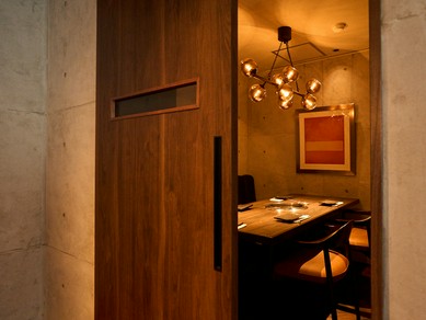 プライベート空間で食事を楽しめる個室も完備