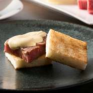 “ヒレ肉の王様”と称されるシャトーブリアンと高級食パンを合わせた贅沢なサンドイッチ。アンチョビを効かせた特製トンナソースにガーリックバターのコクが相まって、パンチがありながらも上品な味わいです。