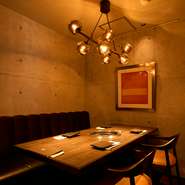 【銀座コバウ】を率いる代表の言葉「妥協無き美味への追求とお客様への最大のおもてなしをお約束いたします」を日々実践する小山さん。自分の大切な人と同じようにゲストを迎え、心を込めてもてなします。