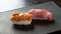 先附
握り 10貫(大トロ、雲丹)
お椀
「うまい寿司を食べたい」。そんな風に思われた方に最適。店主が握る寿司を、じっくりと味わえます。