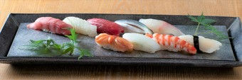 店主の握る寿司が目的。寿司を中心に先附や椀物も満喫できる『セット』