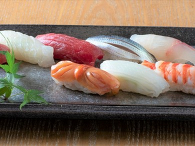店主の握る寿司が目的。寿司を中心に先附や椀物も満喫できる『セット』