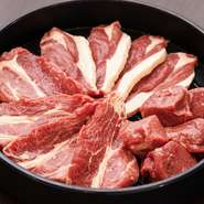 肩ロース、モモ、ショルダー、ヒレを盛り合わせにした、定番の一皿。タマネギなど道産野菜の甘みと肉の旨みのハーモニーに思わず笑みがこぼれます。